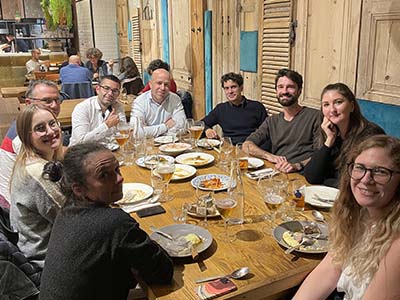 Les collaborateurs du Studio UX réunis lors d'un dîner