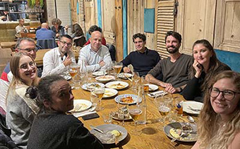 Les collaborateurs du Studio UX réunis lors d'un dîner