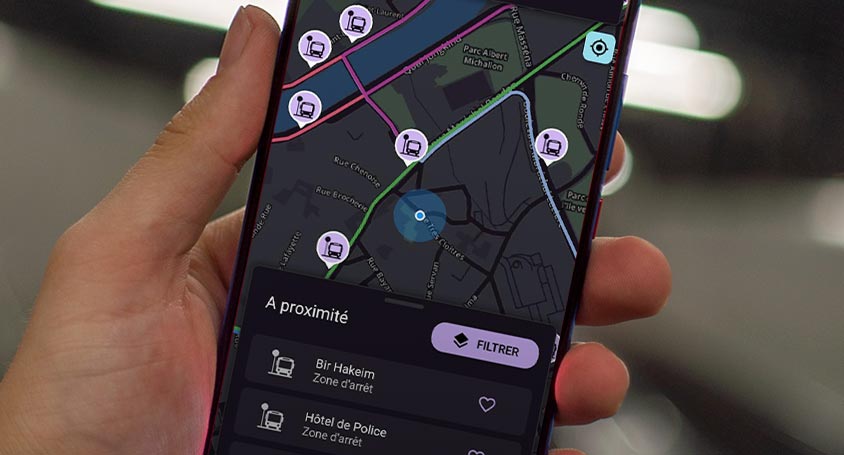 Smartphone affichant une carte de mobilité de Grenoble