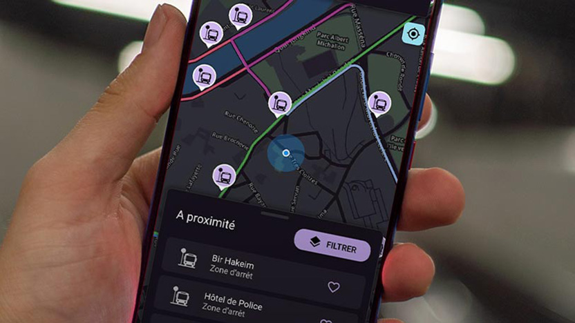 Smartphone affichant une carte de mobilité de Grenoble