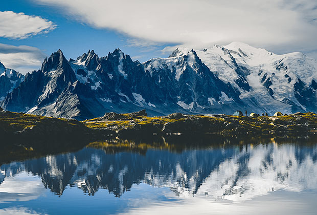 Montagnes enneigées se reflétant dans un lac
