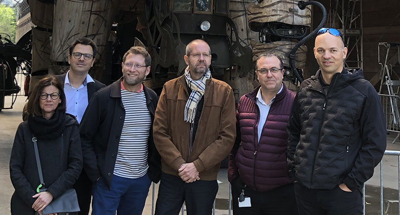 Cinq collaborateurs posant devant le Grand Eléphant à Nantes
