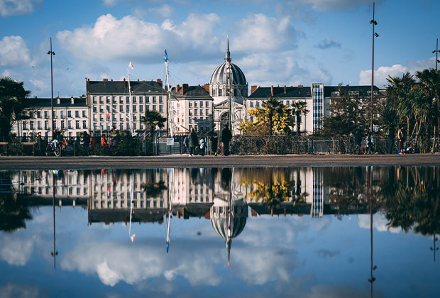 Miroir d'eau de Nantes où se reflètent des bâtiments