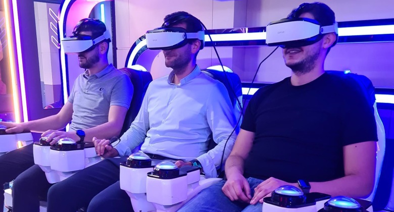 Trois collaborateurs parisiens avec un casque de réalité virtuelle.