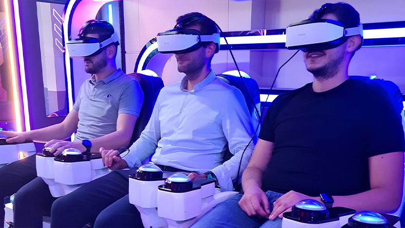 Trois collaborateurs parisiens avec un casque de réalité virtuelle.