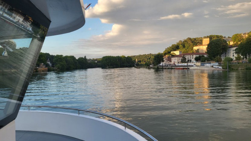 Vue du bateau sur les paysages lyonnais.