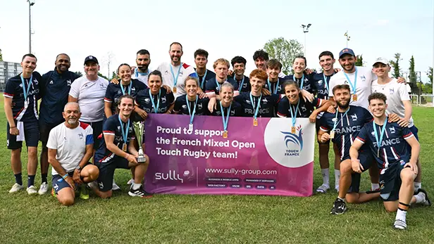 Les membres de la sélection nationale Mixed Open de Touch Rugby posent avec la médaille d'or de l'European Opens Cup 2025.