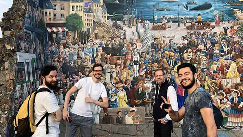 Quatre collaborateurs devant un mur peint à Nantes
