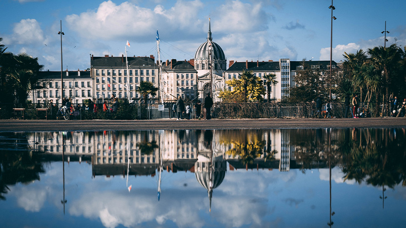 Miroir d'eau à Nantes avec le reflet de bâtiments