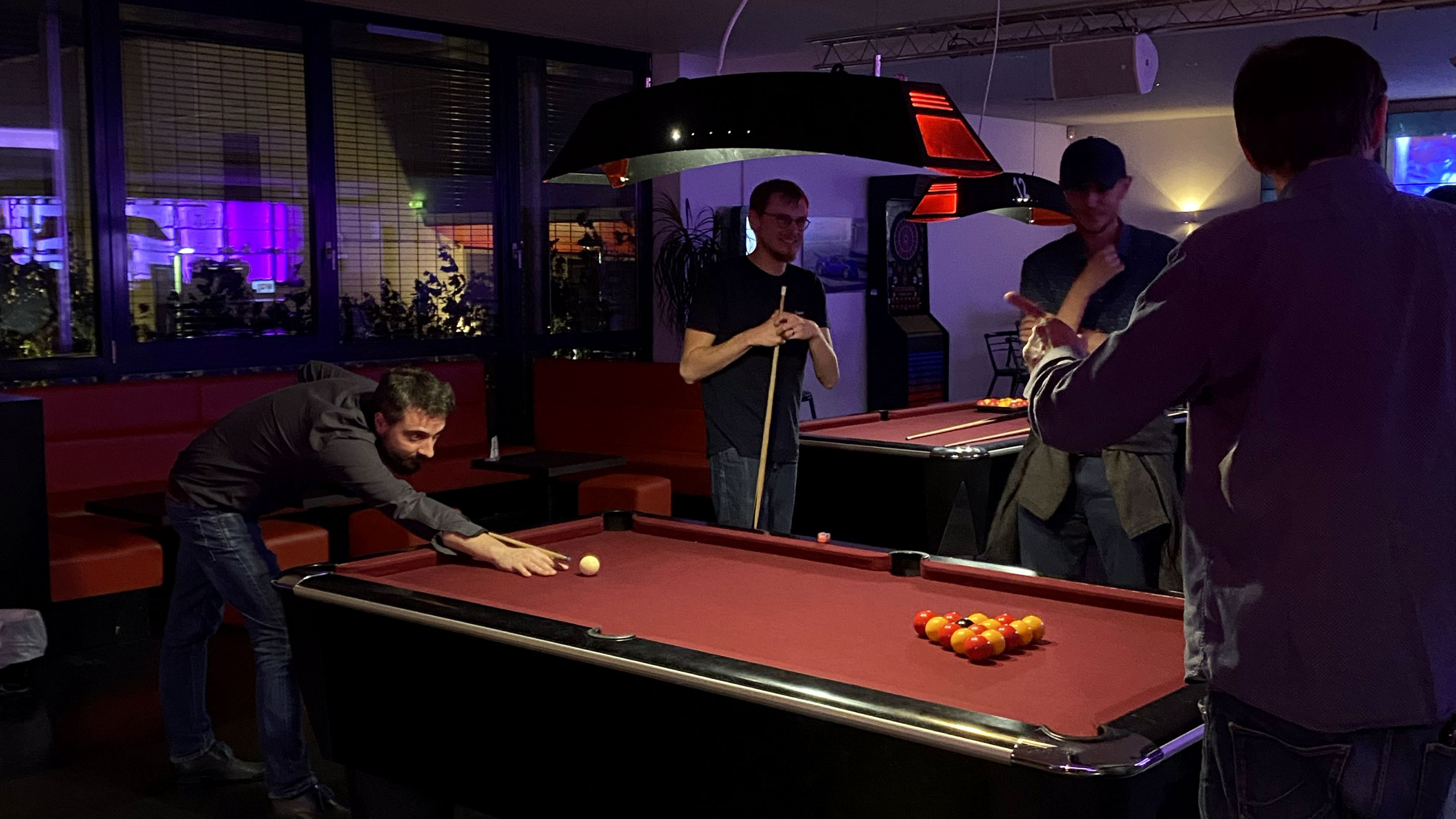 Collaborateurs Sully jouant au billard